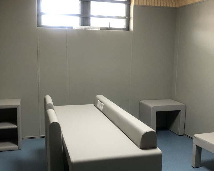 安徽省紀(jì)委留置室軟包室內(nèi)安裝效果.jpg 安徽省紀(jì)委留置室軟包室內(nèi)效果.jpg